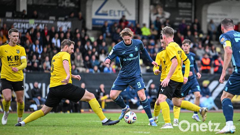 1860-Stürmer Justin Steinkötter (Mitte) umringt von Amberger Spielern. Das Testspiel zwischen dem TSV 1860 München und dem FC Amberg im Stadion am Schanzl am Dienstagabend endete mit 1:11. Bild: Loeffler, Jonas