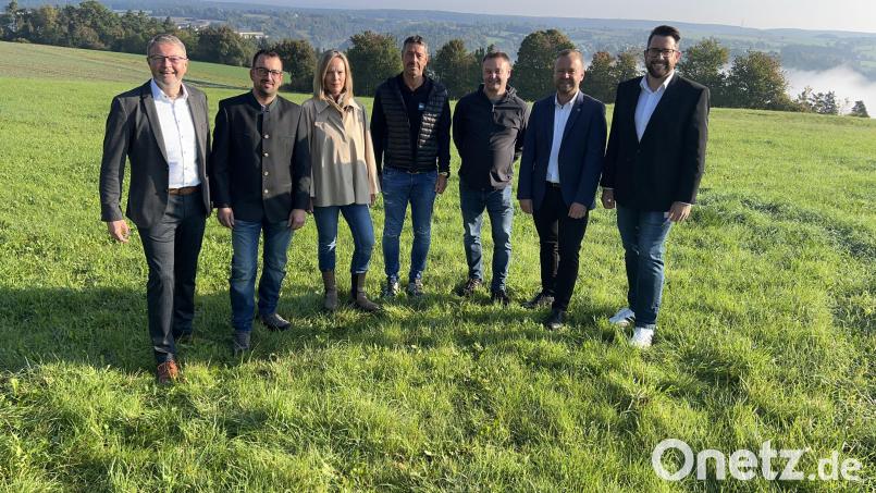 Die Bürgerliche Demokratische Liste (BDL) in Ensdorf und die Freien Wähler präsentieren ihre Kandidatenliste zusammen mit (von links) Landesvize und Kreisvorsitzender Hans Martin Grötsch, Marcus Färber, Silke Hammer, Roland Müller, Stefan Söllner, Landtagsabgeordneter Bernhard Heinisch, Landratskandidat Stefan Kroher. Bild: Hans Martin Grötsch