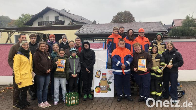 Die Siegergruppen beim Apfelwettbewerb wurden in Teublitz ausgezeichnet. Bild: Manuel Lischka