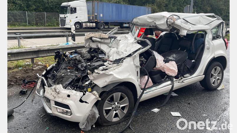 Das Unfallauto wurde so stark beschädigt, dass der Fahrer und seine Frau im Wagen eingeklemmt wurden. Bild: -/BRK BGL/dpa