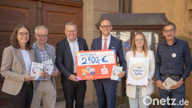 Kindern schon früh Kulturerlebnisse ermöglichen – dahinter stehen: Kulturamtsleiter Reiner Volkert (von rechts), Projektleiterin Sarah Kotz, Thomas Pickel, Vorstandsvorsitzender der Sparkasse Amberg-Sulzbach, Oberbürgermeister Michael Cerny, Kulturreferatsleiter Dr. Fabian Kern und Sonja Kalb, Vorstandsmitglied der Sparkasse Amberg-Sulzbach. Bild: Sibylle Sandner, Stadt Amberg