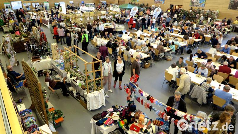 Blick in die Sporthalle in Schwarzenfeld: Dort findet am Wochenende wieder der „Oberpfälzer Herbstbauernmarkt“ statt. Archivbild: Hirsch