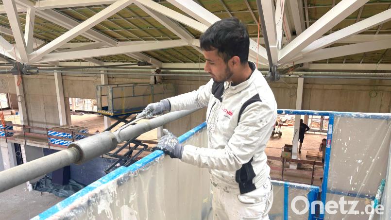 Ammar Aziz Hassan arbeitet als Maler beim Amberger Handwerksbetrieb Schiller e.Kfr. Bild: Julia Antonik