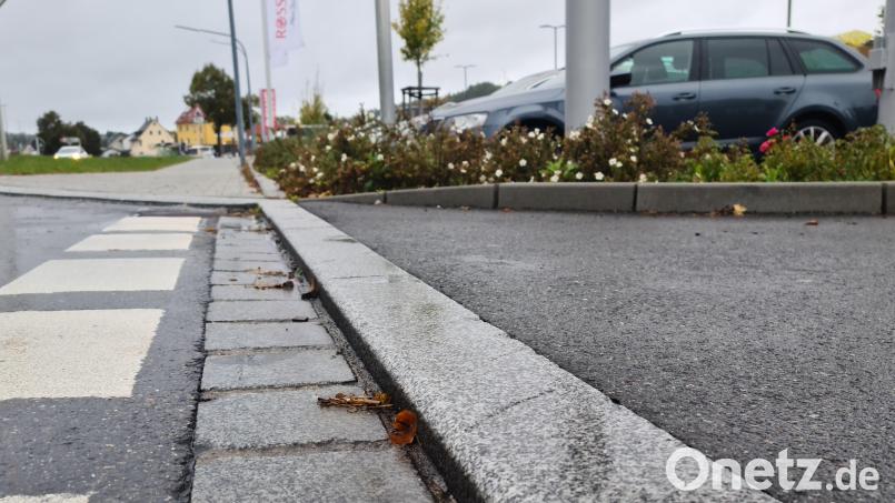 Die abgesenkten Bordsteine in der Stadt, wie hier an der Einfahrt zum Fachmarktzentrum, erscheinen für manche Fahrradfahrer als zu hoch. An manchen Stellen könnte sich das ändern. Bild: sne