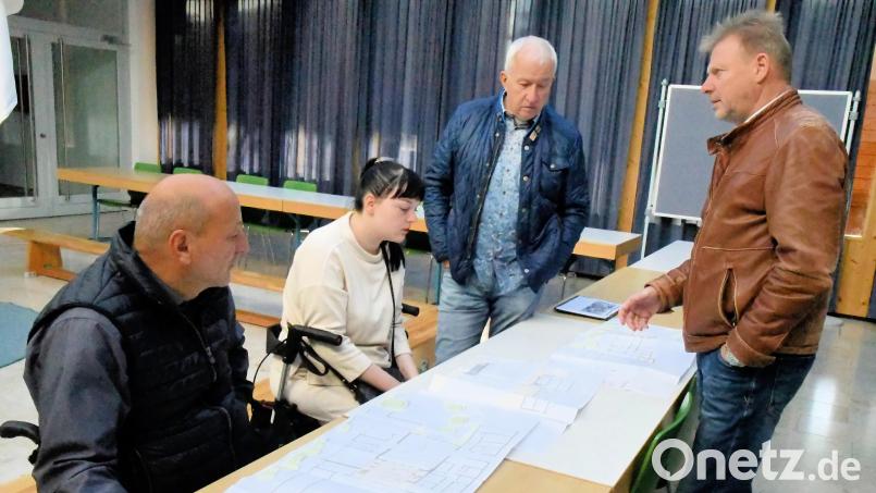 Inklusionsbeauftragte, Georg Dittrich, Stefanie Gebert, Richard Ertl (von links), befassen sich mit den Um- und Ausbaumaßnahmen an der Grund- und Mittelschule Freudenberg. Rechts stehend Bürgermeister Alwin Märkl. Bild: sche