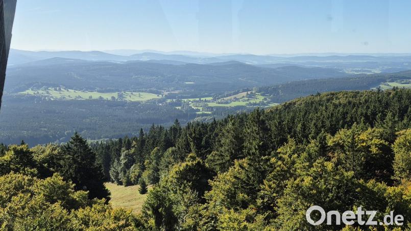 Blick an einem sonnigen Septembertag vom Böhmerwaldturm nach Süden: Das Grüne Band liegt zu Füßen Bild: eib