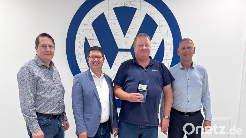 Bernhard Dettmann (Zweiter von rechts) bei der Ehrung zum 30-jährigen Dienstjubiläum mit Personalleiter Markus Kallmeier (links), Geschäftsführer Thomas Fischer (Zweiter von links) und Teiledienstleiter Richard Koch (rechts). Bild: Fischer Automobile GmbH