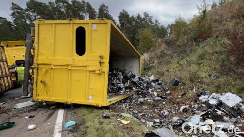 Ein Lkw kippte auf der B 85 bei Ebermannsdorf um, nachdem ein Container verrutschte. Die Ladung bestand aus sechs Tonnen Elektroschrott. Bild: Polizei Amberg