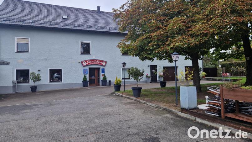 Das beliebte Lokal in Steinberg am See hat seit einigen Tagen zu, das alte Schild hängt noch über dem Eingang. &quot;Steirer Schlössl – österreichische Küche&quot; ist dort zu lesen. Bild: Thomas Dobler