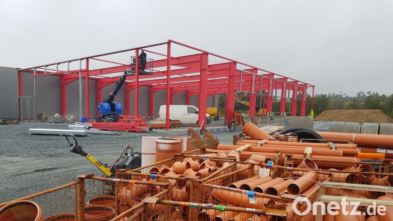 Die Arbeiten für die neue Halle laufen jetzt auf vollen Touren. Das Stahlbauunternehmen Lochner möchte die Halle noch vor Weihnachten schlüsselfertig übergeben. Bild: Benkhardt
