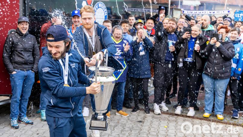 Alessandro Schmidbauer (vorne links), Aufstiegsheld der Blue Devils Weiden und auch schon für den ERSC Amberg aktiv, läuft in der kommenden Spielzeit für Dingolfing in der Eishockey-Bayernliga auf. Archivbild: Tobias Neubert