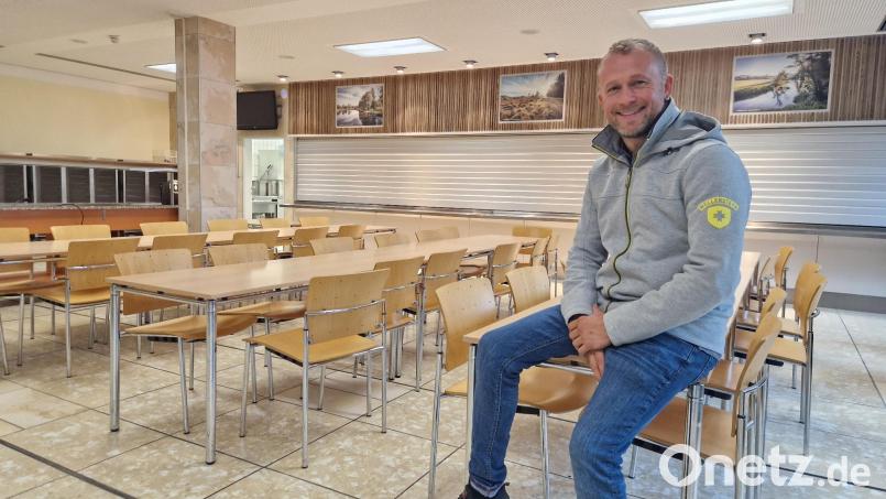 Koch und Gastwirt Daniel Kamseder eröffnet am kommenden Montag, 13. Oktober, die seit Monaten geschlossene Kantine im Schwandorfer Landratsamt neu. Bild: Thomas Dobler