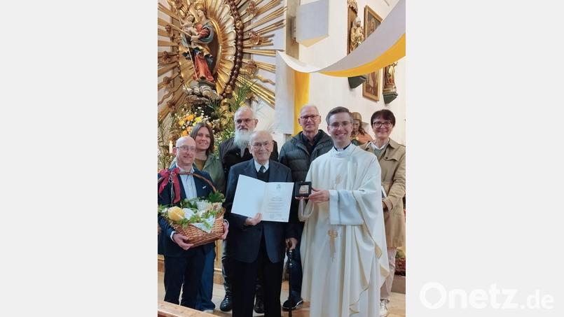 Stadtpfarrer Thomas Kopp überreichte an Rudolf Kneidl die Bischof-Sailer-Medaille. Zu den Gratulanten gehörten Kirchenpfleger Markus Döllinger, Monika Werner, Josef Schieder, Otto Müller und Dr. Barbara Schwandter (von links). Bild: mas