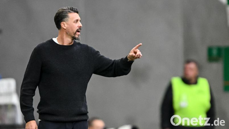 Augsburg-Trainer Sandro Wagner hat schon jetzt eine ereignisreiche erste Saisonphase hinter sich. (Archivbild) Bild: Harry Langer/dpa