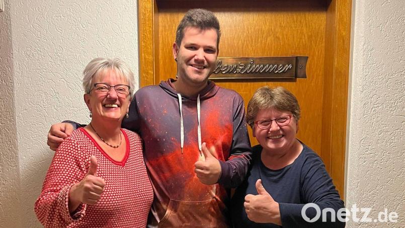 Die Linke schickt einen Oberbürgermeister-Kandidaten in Amberg ins Rennen. Von links: Kreissprecherin Uschi Maxim, Tobias Winter und Kreisvorstandsmitglied Christa Braun. Bild: Denny Franz