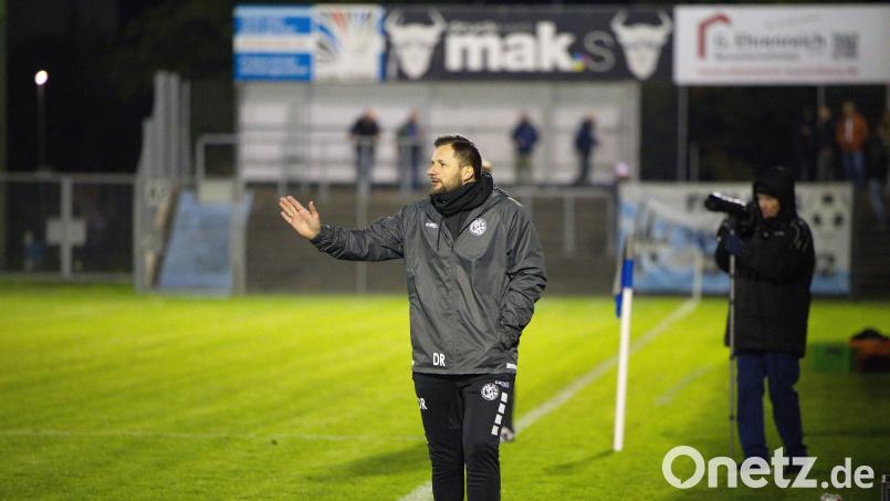 Dominic Rühl stand im Derby bei der SpVgg SV Weiden erstmals als Trainer der DJK Gebenbach an der Außenlinie. Bild: Dieter Jäschke