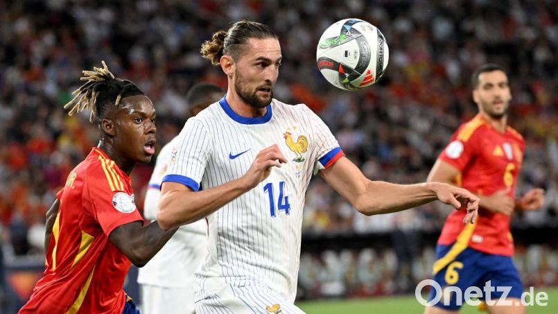 Der Franzose Adrien Rabiot (M) kritisiert den Plan für ein italienisches Ligaspiel in Australien. Bild: Marijan Murat/dpa
