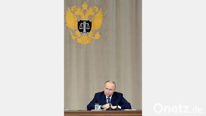 Kremlchef Putin im Obersten Gericht - einer der Richter ist wegen Korruption und Zuhälterei angeklagt. (Archivbild) Bild: Alexei Nikolsky/Sputnik/Pool Kremlin/AP/dpa