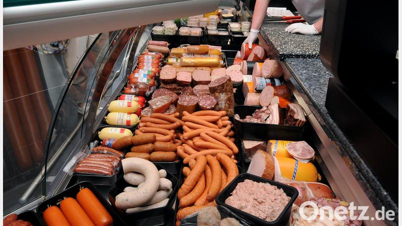 Bald ist es vorbei mit der üppig gefüllten Theke. In den letzten Wochen und Tagen vor der Schließung wird das Sortiment bereits deutlich ausgedünnt, gibt Metzgerei-Chefin Karin Bär bekannt. Bild: Stephan Huber