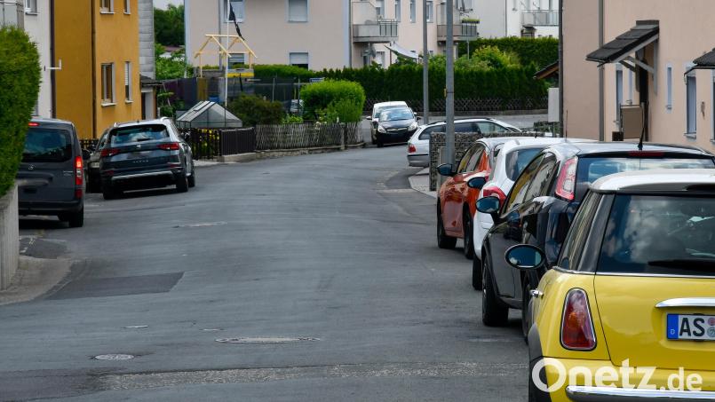 Ein Blick in die Untere Gartenstraße zeigt: Die Wohngebiete sind voll mit Autos, oft wird einfach vor dem Haus am Straßenrand geparkt. Eine Stellplatzsatzung soll verhindern, dass es immer mehr Autos gibt, die keinen festen Stellplatz haben. Archivbild: Petra Hartl