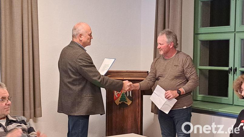 Bürgermeister Walter Schauer gratuliert Erwin Zinkl zu seinem neuen Amt als Feldgeschworener. Bild: wel
