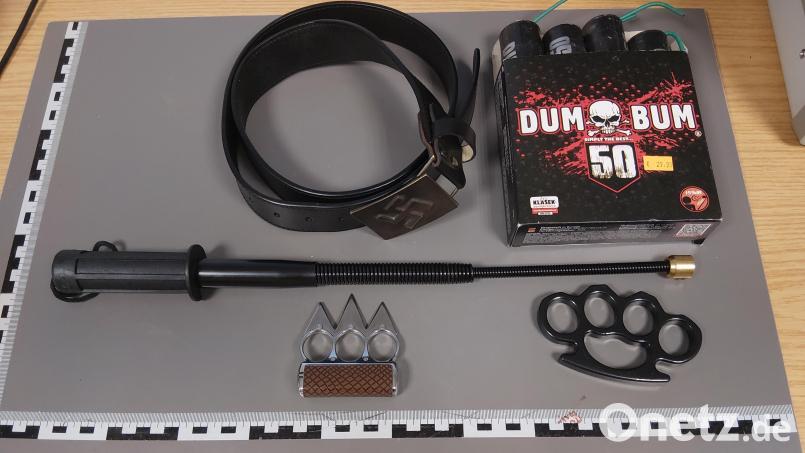 Die Bundespolizei sicherte bei einer Kontrolle in Waldsassen bei einem 19-Jährigen diese verbotenen Gegenstände. Bild: Bundespolizei