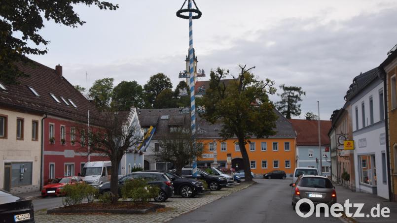 Der Marktplatz in Pleystein soll umgestaltet werden. Künftig soll das Parken nur eingeschränkt möglich sein. Das und das geplante Natursteinpflaster gefällt den Anwohnern nicht. Bild: fz