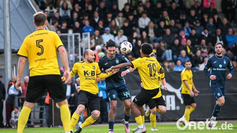 Friedrich Lieder (Zweiter von rechts) und die Kollegen vom FC Amberg hauten sich gegen die "Löwen" voll rein. Am Ende stand es 1:11. Bild: Jonas Löffler