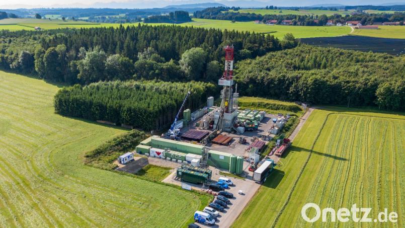 Der Bohrplatz in der Gemeinde Reichling ist nicht nur den Anwohnern ein Dorn im Auge - ab Mitte Oktober soll der Bohrturm wieder abgebaut werden. (Archivbild) Bild: Peter Kneffel/dpa