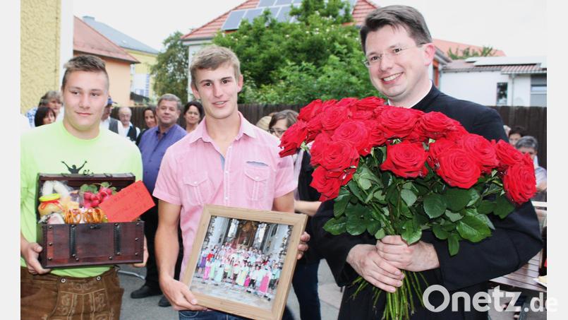 Ministranten aus Oberviechtach verabschieden ihren Kaplan Konrad Maria Ackermann 2015. Archivbild: lg