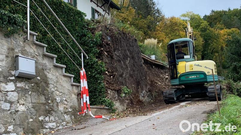Ein Hangabrutsch in Oed bei Weigendorf führt zur Sperrung der AS 38. Die Straße bleibt gesperrt, bis Sicherungsmaßnahmen abgeschlossen sind. Bild: Gabriele Bräutigam