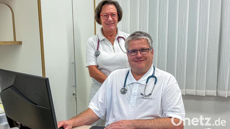 Dr. Ingeborg Utz ist hocherfreut, dass sie einen Nachfolger für sich in der Gemeinschaftspraxis gefunden hat. Dr. Michael Körber, der bislang im Krankenhaus gearbeitet hat, übernimmt ihren Hausarzt-Sitz offiziell zum 1. Januar. Bild: Stephan Huber