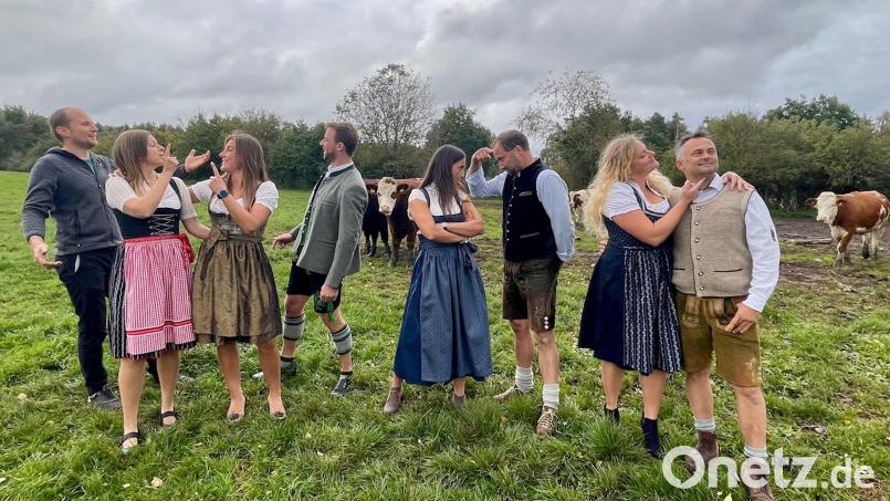 Für gute Unterhaltung werden die Mitglieder der „Stoapfälzer Theatergruppm“ sorgen: Jakob Walberer, Katrin Hecht, Tina Neumann, Toni Neumann, Sandra Kick, Tobias Busch, Katrin Gradl und Andreas Kick. Das Foto entstand vor einer Probe auf einer Wiese nahe Schwarzenbach. Bild: Karin Busch von der &quot;Stoapfälzer Theatergruppm&quot;/exb