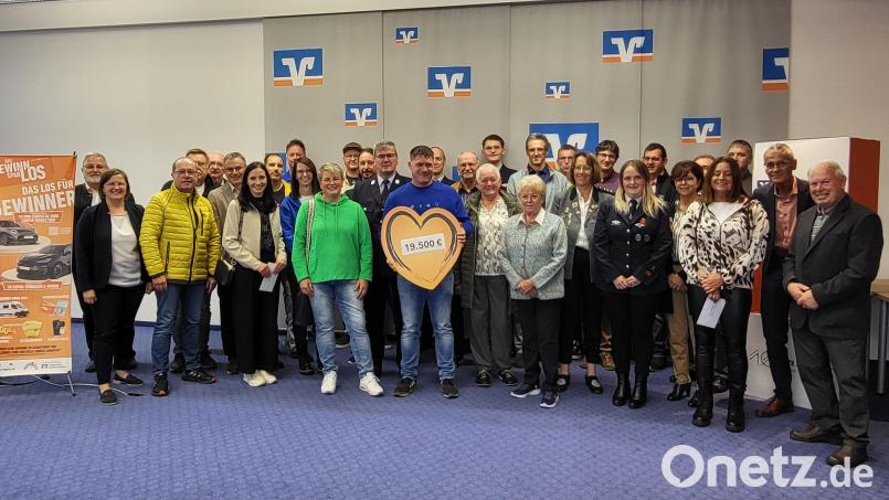 Vereine und Organisationen aus Vohenstrauß und Umgebung nehmen im Veranstaltungssaal der Bank in Vohenstrauß ihre Spenden entgegen. Bild: Volksbank