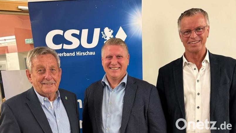 Martin Merkl (Mitte) ist der Bürgermeisterkandidat der CSU in Hirschau. Es gratulierten Amtsinhaber Hermann Falk (rechts) und CSU-Ehrenvorsitzender Werner Schulz. Bild: Reinhold Birner