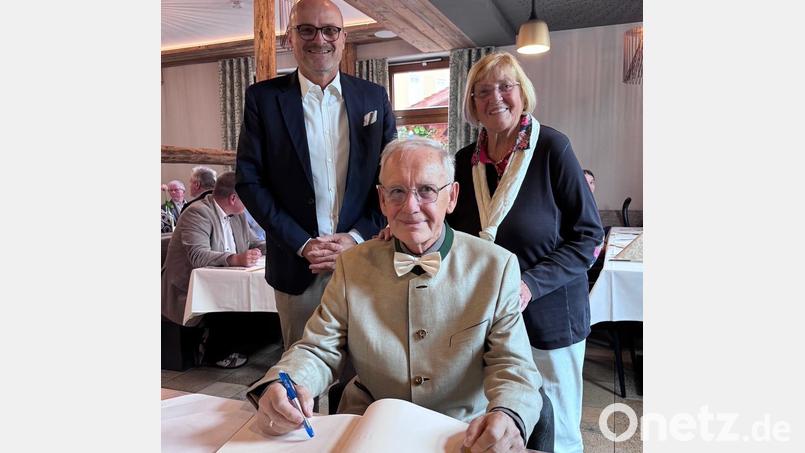 Carl Böhm feiert seinen 80. Geburtstag im Kreise seiner Familie und Freunde. Bild: Rainer Zintl