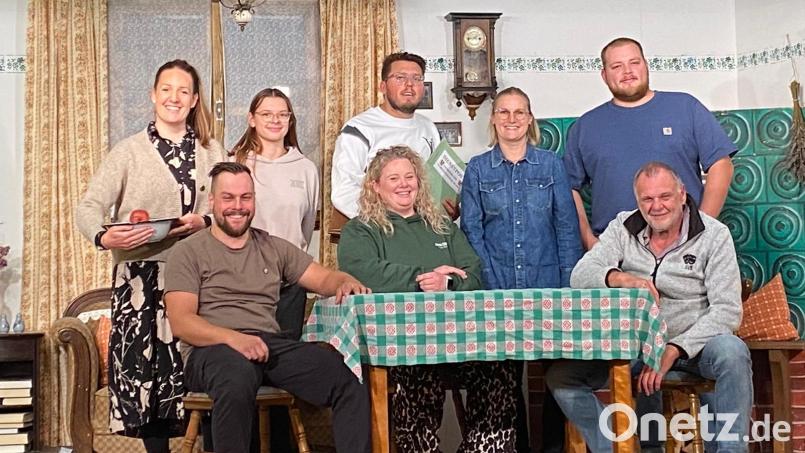Sie proben schon fleißig: Masek Patrick, Wawersig Manuela, Thomas Fenk (stehend von links) und Ellen Bugera, Hanna Jung, Jonas Graf, Sabrina Meier sowie Jens Graßler. Bild: mma