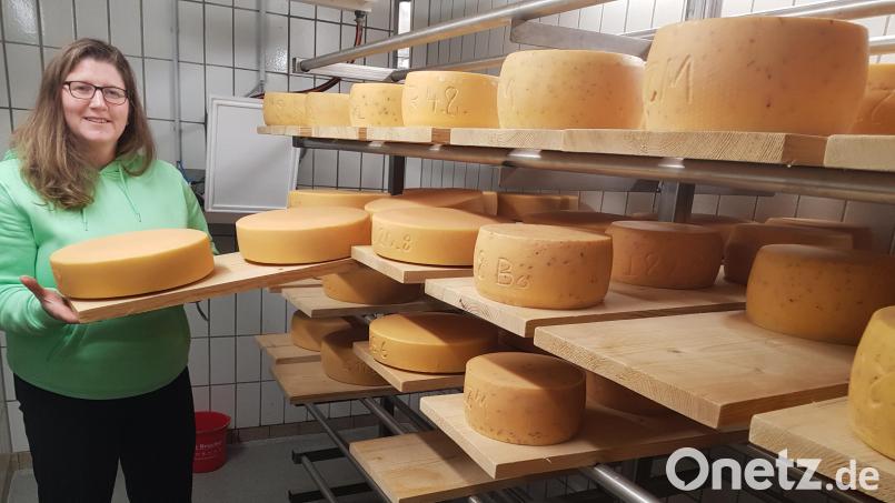 Geschäftsführerin Antje Grüner freut sich über ein reges Interesse an der Grenzlandkäserei. Über 50 Milchviehbetriebe nutzen mittlerweile die Einrichtung. Das Bild zeigt sie mit Käselaiben in einem der Reiferäume in Tirschenreuth. Bild: Benkhardt