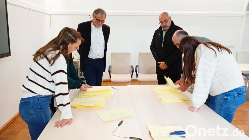 Die Auszählung der Stimmen im Sitzungsaal des Rathauses wurde von Bruno Sticht (hinten links) und Bernhard Biersack (hinten rechts) genau beobachtet. Bild: Oswald Zintl
