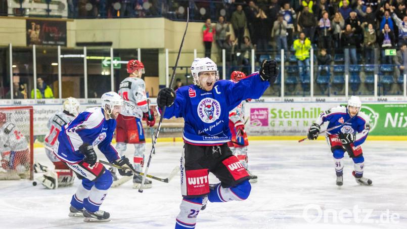 Drei Spielzeiten lang jubelte Ales Jirik im Trikot der Blue Devils Weiden. In seiner Abschiedssaison 2016/17 sogar als Kapitän. Am Freitag kehrt er als Co-Trainer des EV Landshut zurück an seine alte Wirkungsstätte. Bild: Tobias Neubert