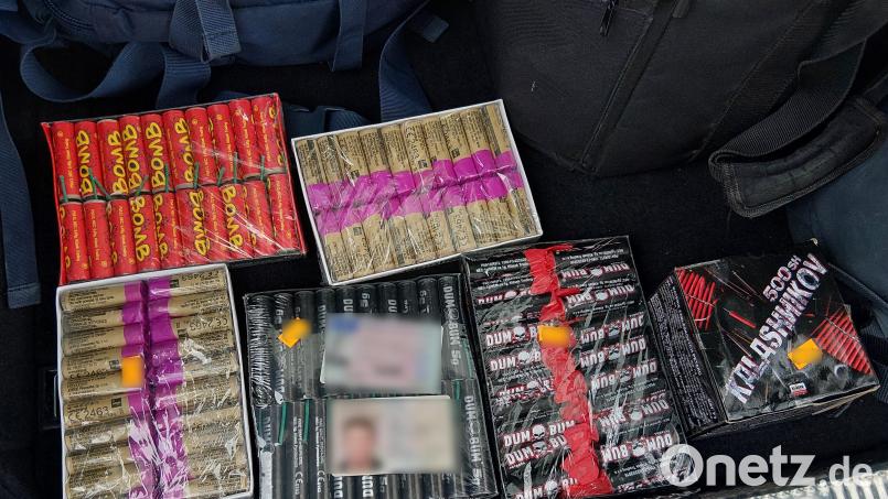Bei einer Kontrolle nahe Waldsassen entdeckte die Bundespolizei 600 illegale Böller in einem Pkw. Der Fahrer steht unter Verdacht, gegen das Sprengstoffgesetz verstoßen zu haben. Bild: Bundespolizei