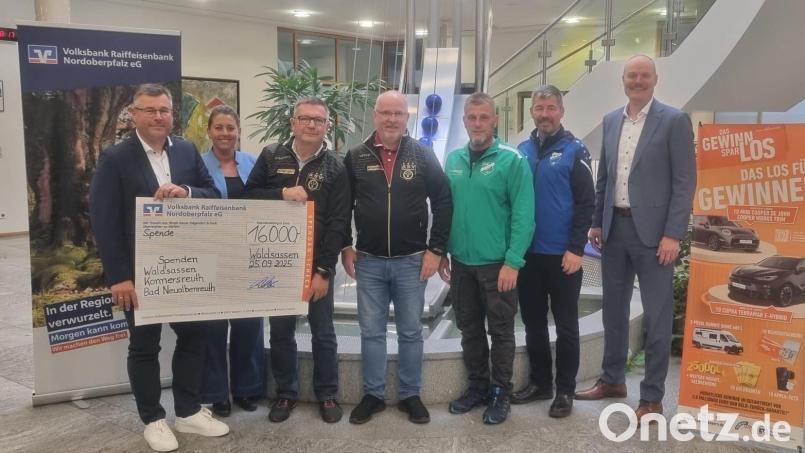 Von links: Geschäftsstellen-Leiter Thorsten Meier, Corinna Männer (Volksbank Raiffeisenbank Nordoberpfalz), Günter Heß und Andreas Stumpe (jeweils ASV Waldsassen) Christian Bernt (TSV Neualbenreuth), Jörg Müller (SF Kondrau) Andreas Rosner (Volksbank Raiffeisenbank Nordoberpfalz) Bild: Volksbank Raiffeisenbank Nordoberpfalz