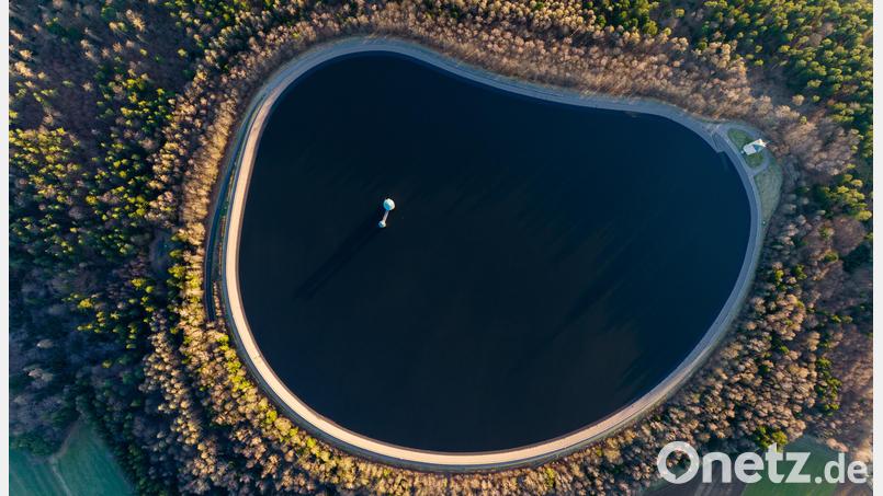 Von oben betrachtet sieht der Hochspeicher bei Tännesberg aus wie ein riesiges, dunkelblaues Auge. Archivbild: Lukas Kappl