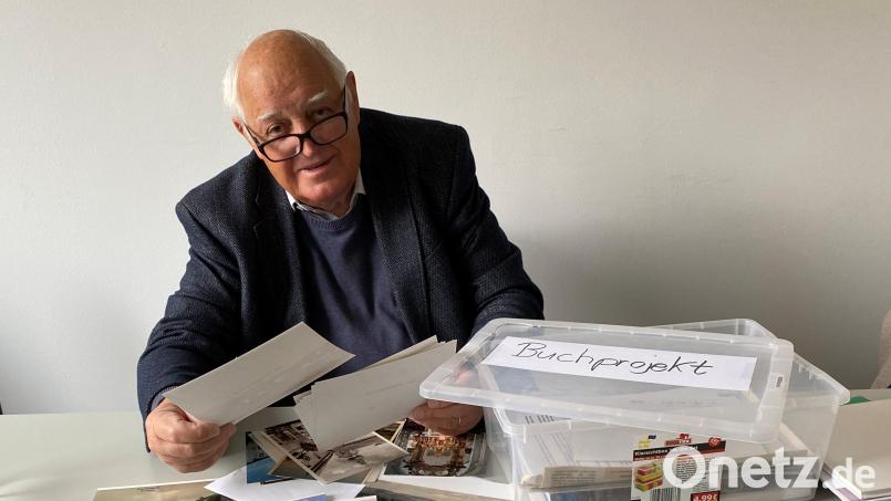 Reinhold Malzer breitet die Bildschätze aus, die ihm Oberviechtacher Bürger bereits zur Verfügung gestellt haben. Bild: Völkl