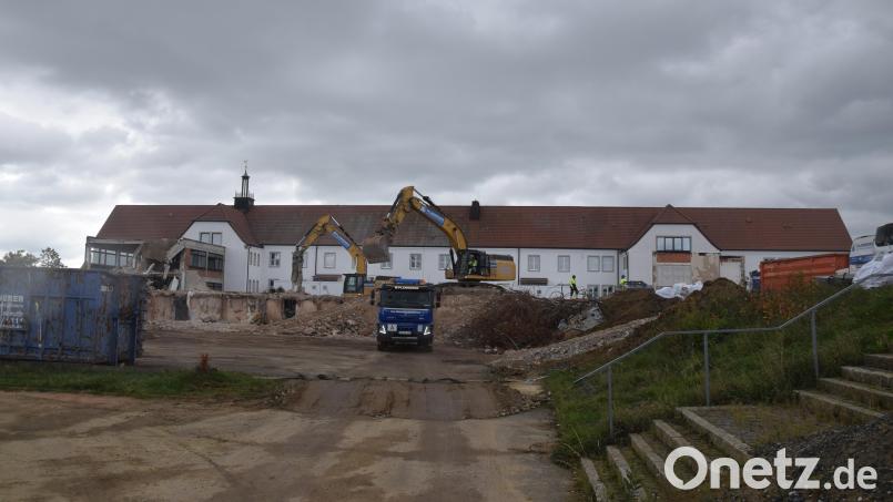 Die Abbrucharbeiten laufen noch, aber die Arbeiten für den Neubau sind bereits vergeben. Bild: fz
