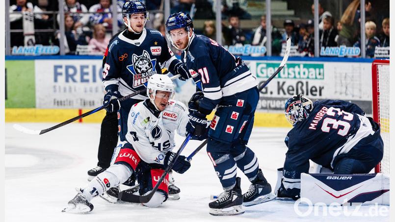 Zach Tsekos (weißes Trikot) und die Blue Devils Weiden unterlagen am Sonntagabend mit 2:5 bei den Kassel Huskies. Bild: JMD Photographie
