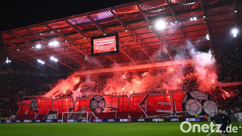 Der Pyrotechnik-Einsatz der eigenen Fans beim Heimspiel gegen den FC Basel hat Konsequenzen für den SC Freiburg. Bild: Tom Weller/dpa