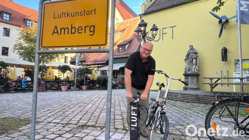 Wilhelm Koch freute sich sichtlich, die von Peter Stadler gespendete Luftpumpe als weitere &quot;einzigartige Besonderheit&quot; vor dem Luftmuseum ausprobieren zu können. Bild: Sandra Dehling/Luftmuseum