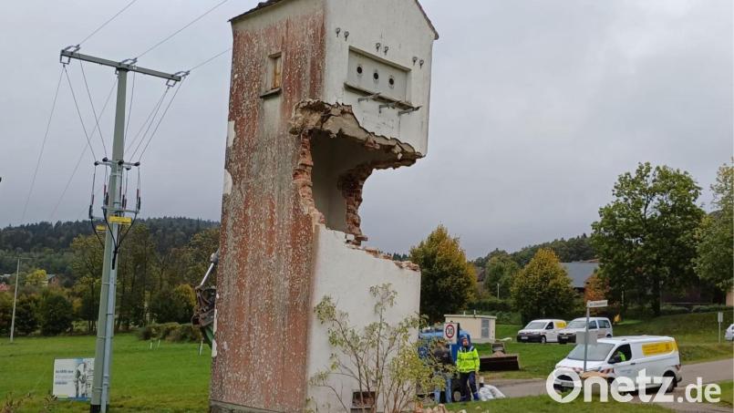 Die Trafostation beim Badeweiher ist weggerissen worden, stattdessen wurde ein kleines Trafohäuschen installiert Bild: Tobias Eckl