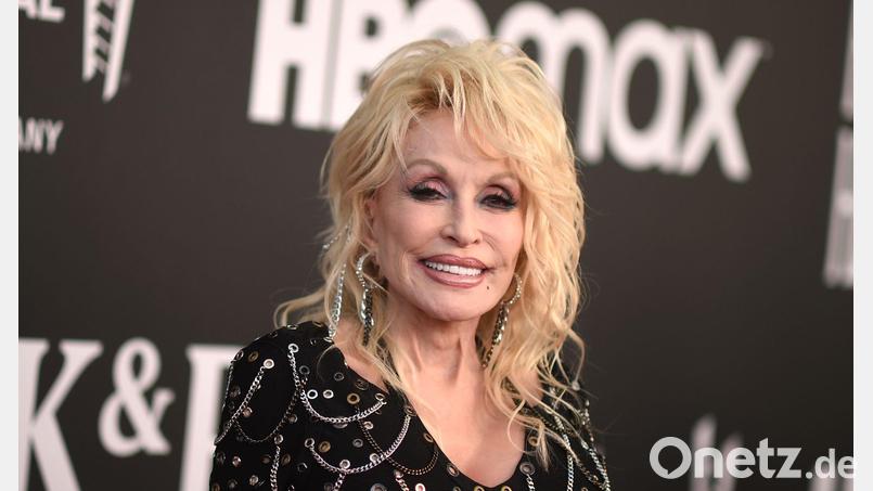 Dolly Parton musste im September einige Konzerte verschieben. (Archivbild) Bild: Richard Shotwell/Invision via AP/dpa
